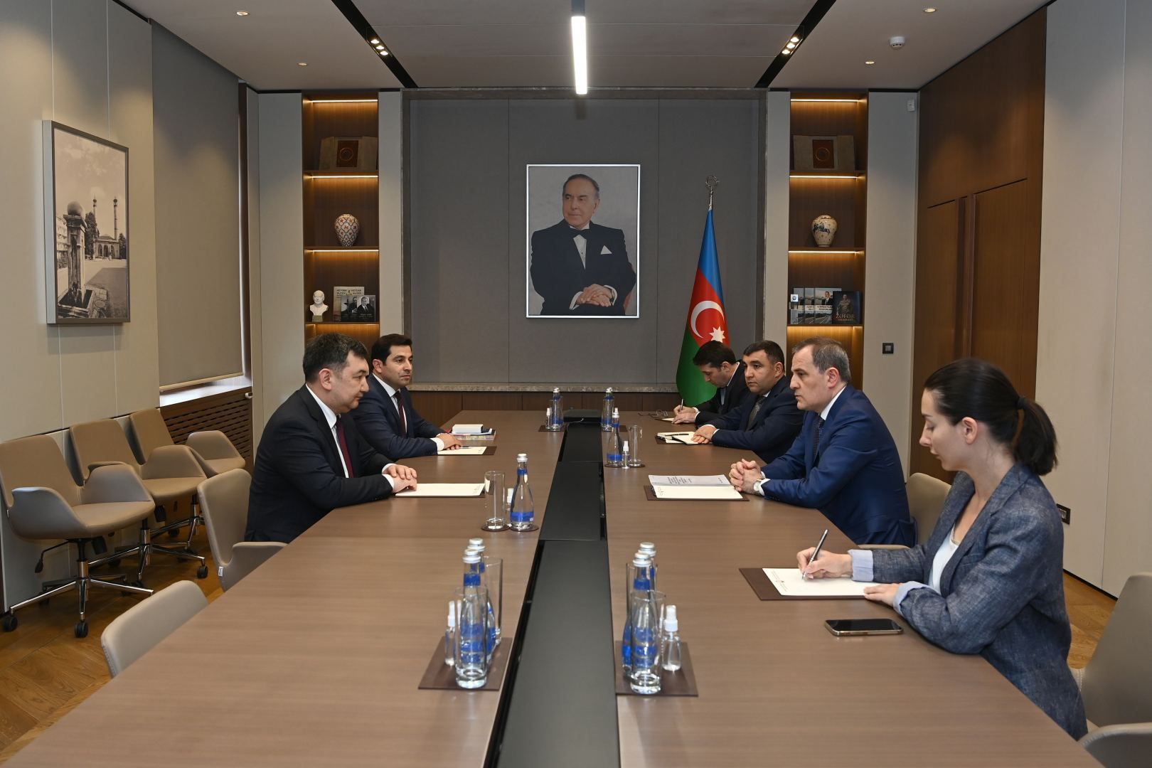 Azerbaijani foreign minister meets head of International Turkic Academy