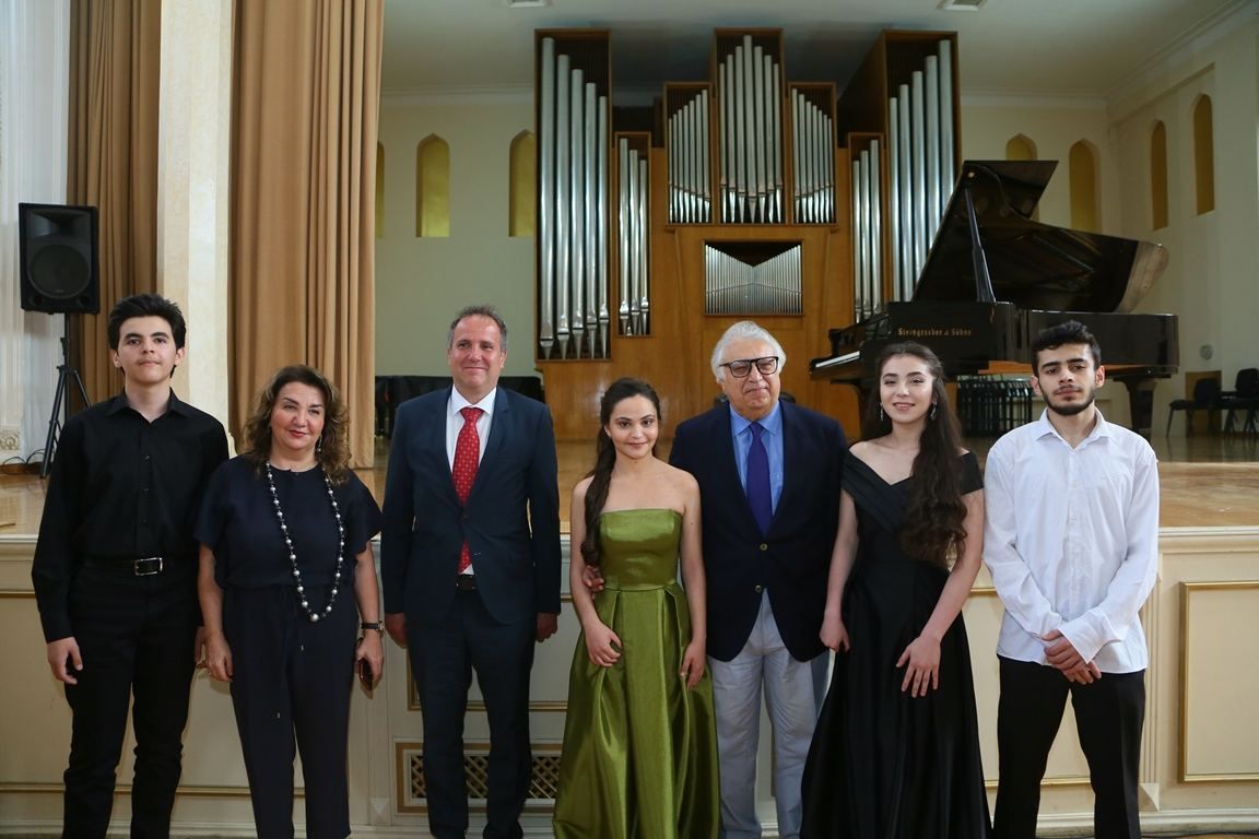 Baku Music Academy broadens int'l ties with Hungary [PHOTO] - Gallery Image