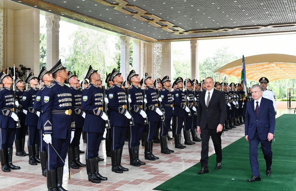Uzbek president arranges official welcome ceremony for Azerbaijani president in Tashkent [PHOTO/VIDEO]