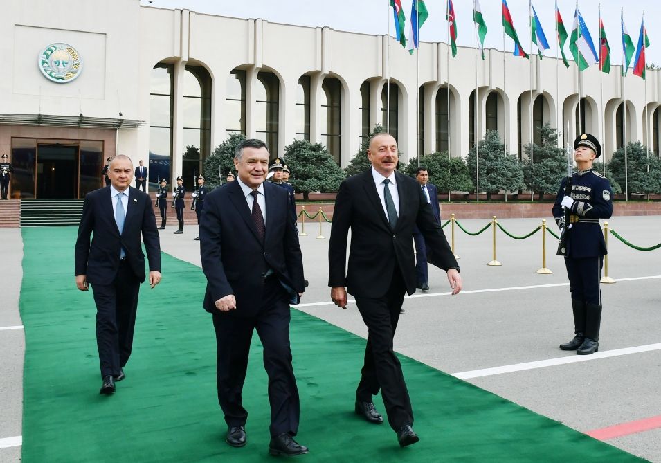 Azerbaijani president leaves Uzbek capital for Urgench city [PHOTO]