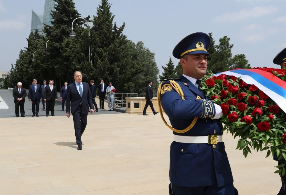 Russian FM pays homage to Azerbaijani martyrs in capital's Lane of Honor [PHOTO]