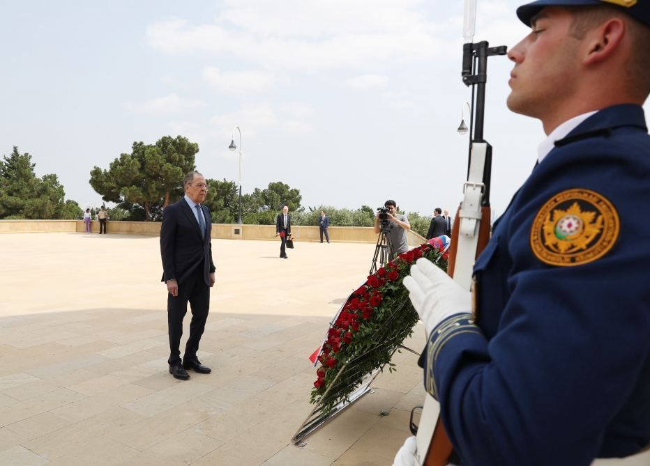 Russian FM pays homage to Azerbaijani martyrs in capital's Lane of Honor [PHOTO] - Gallery Image