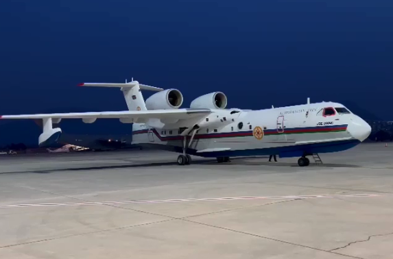 Azerbaijan sends amphibious plane to help fight wildfires in Turkiye [VIDEO]