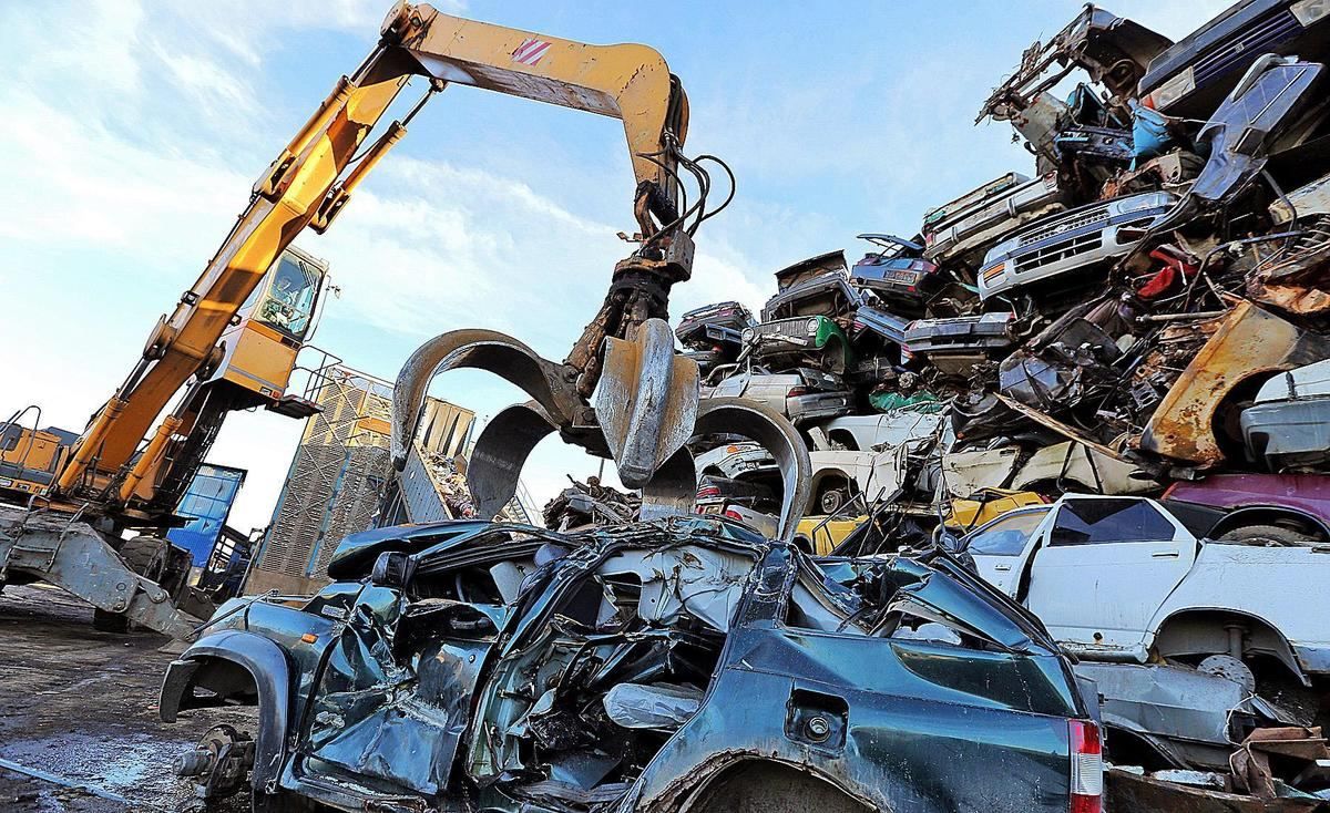 インドと日本のリサイクル活動のための廃車金鉱山