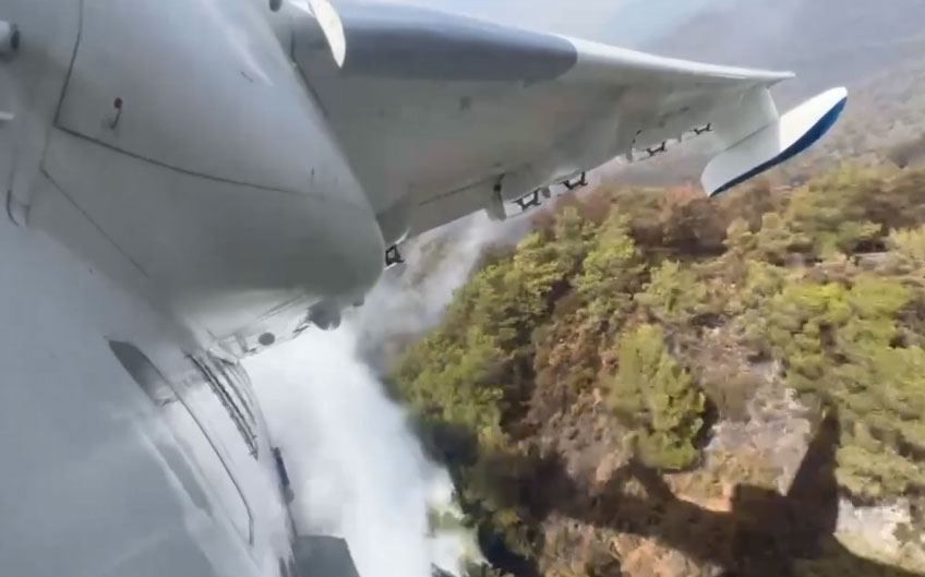 Azerbaijan releases footage of its aircraft helping extinguish fires in Türkiye [VIDEO]