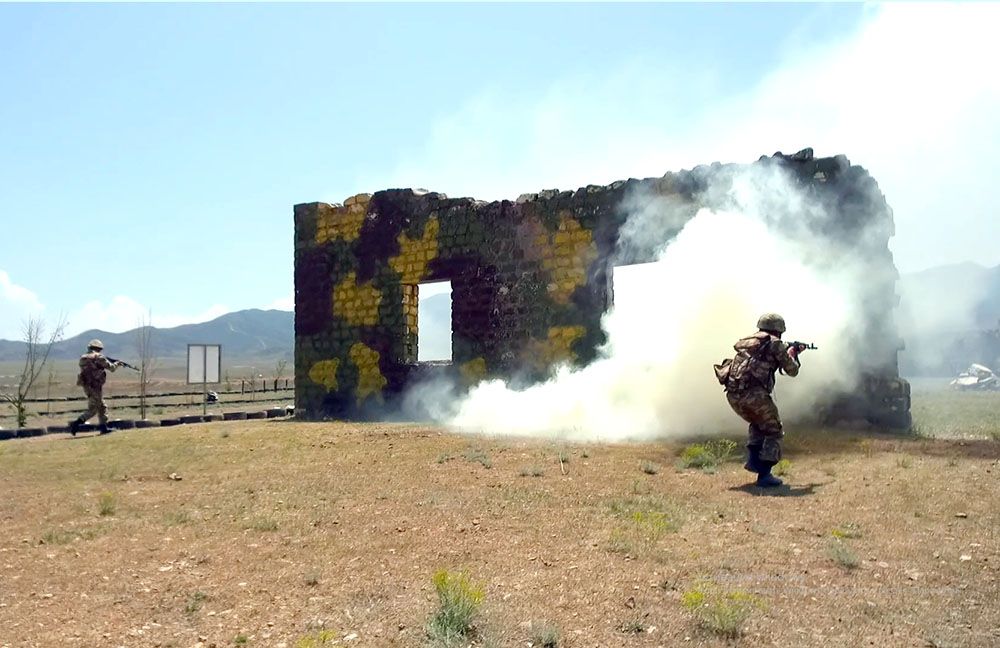 Azerbaijani army’s commando units hold drills [VIDEO]