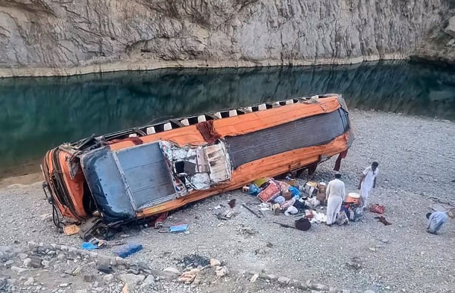 19 killed, 12 injured as bus falls into ditch in Pakistan