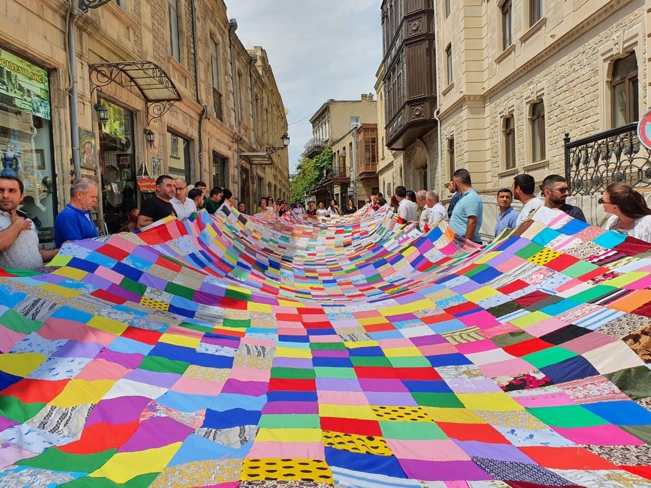 Gurama: Giant patchwork showcased in Baku [PHOTO]