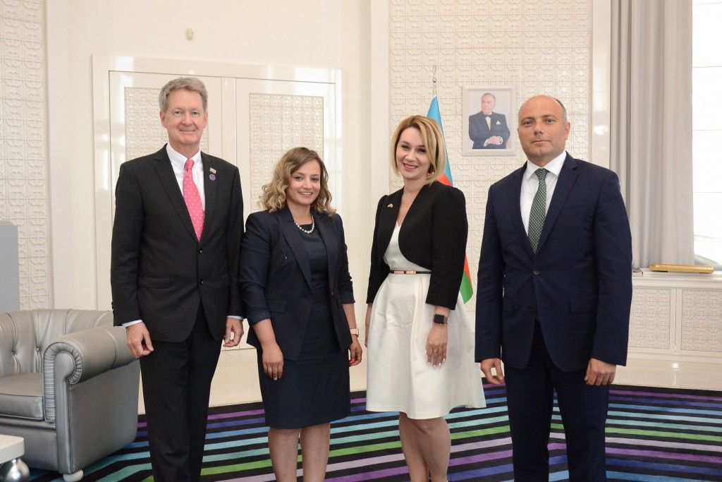 Azerbaijani culture minister, outgoing British ambassador favor deepening ties [PHOTO]