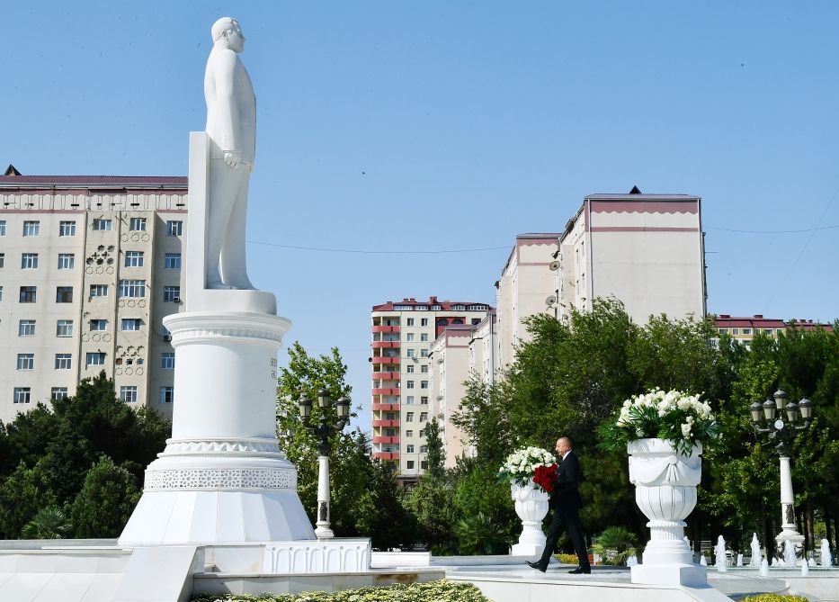 President Ilham Aliyev visits statue of national leader Heydar Aliyev in Sumgayit [PHOTO/VIDEO]