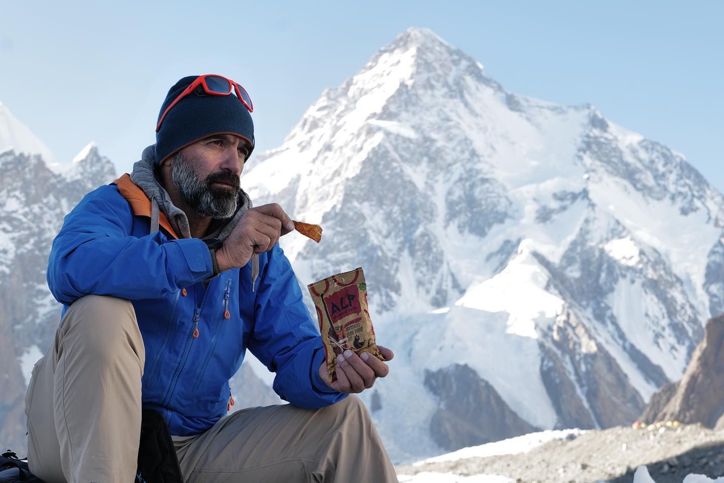 Faceți cunoștință cu alpinist curajos care cucerește vârfurile munților [PHOTO]