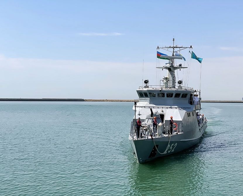 Russian, Kazakh warships dock at Baku port for upcoming army games [PHOTO]