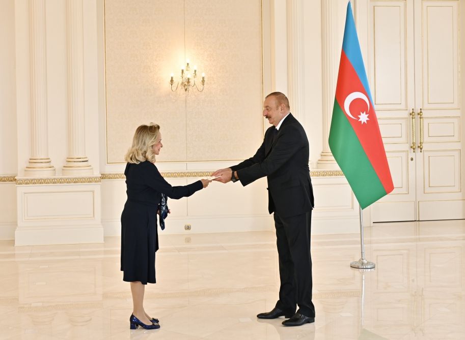 President Ilham Aliyev accepts credentials of newly appointed ambassador of Panama [UPDATE]