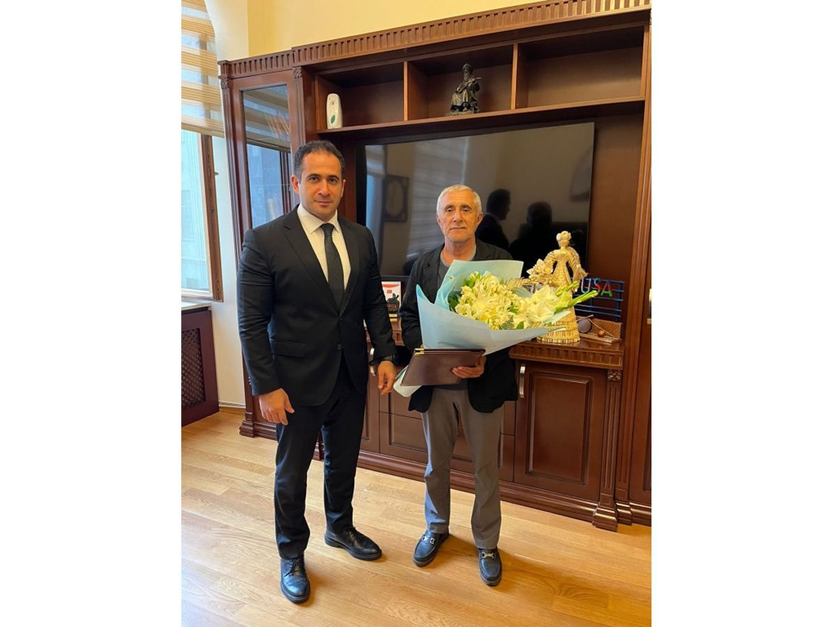 Azerbaijani deputy culture minister receives eminent mugham singer