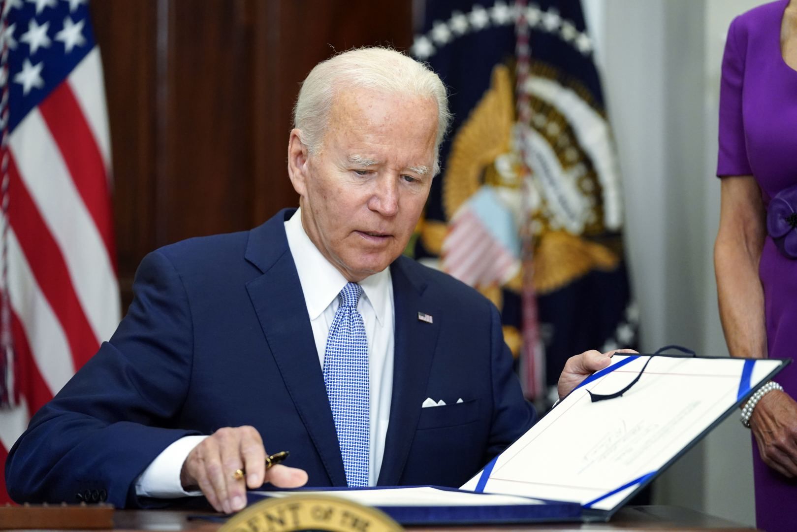 Biden signs protocols on Finland’s and Sweden’s accession to NATO