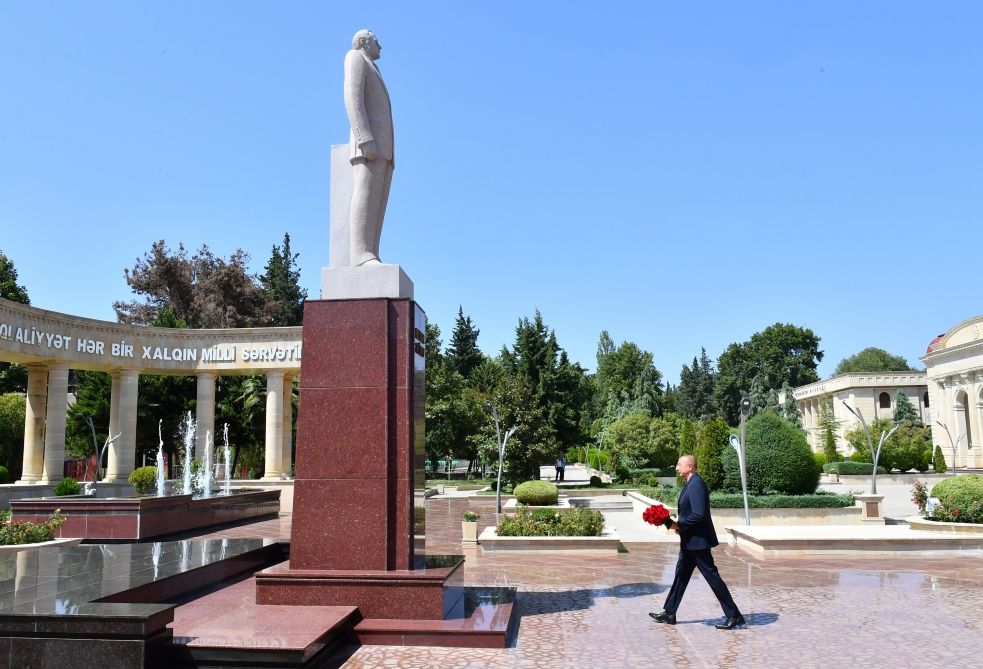 President Ilham Aliyev pays homage to great leader Heydar Aliyev's monument in Agsu [UPDATE]