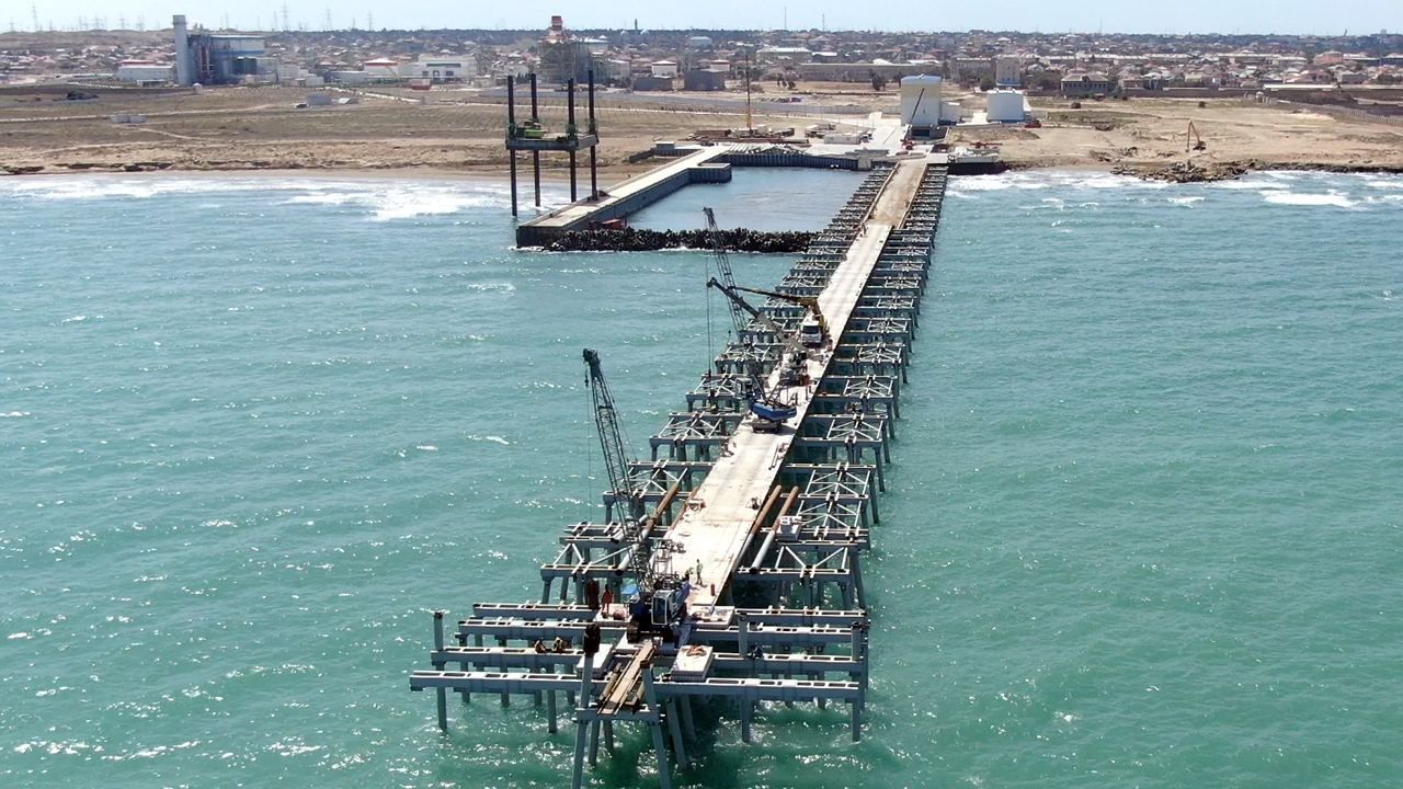 Azerenergy power company mounting long sea overpass to secure reliable water intake [PHOTO/VIDEO] - Gallery Image