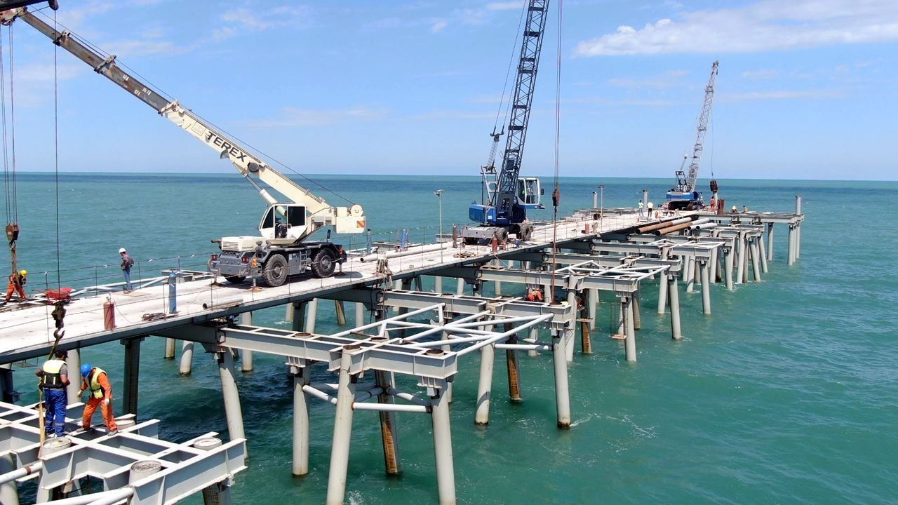 Azerenergy power company mounting long sea overpass to secure reliable water intake [PHOTO/VIDEO]