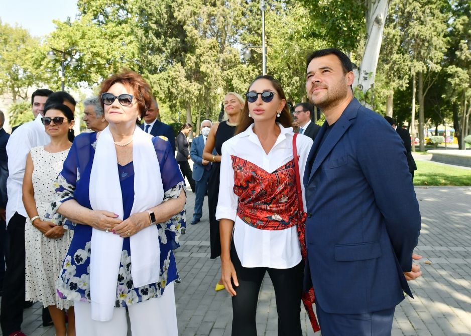 President Ilham Aliyev, First Lady Mehriban Aliyeva attend inauguration of monument to singer Muslum Magomayev [UPDATE] - Gallery Image