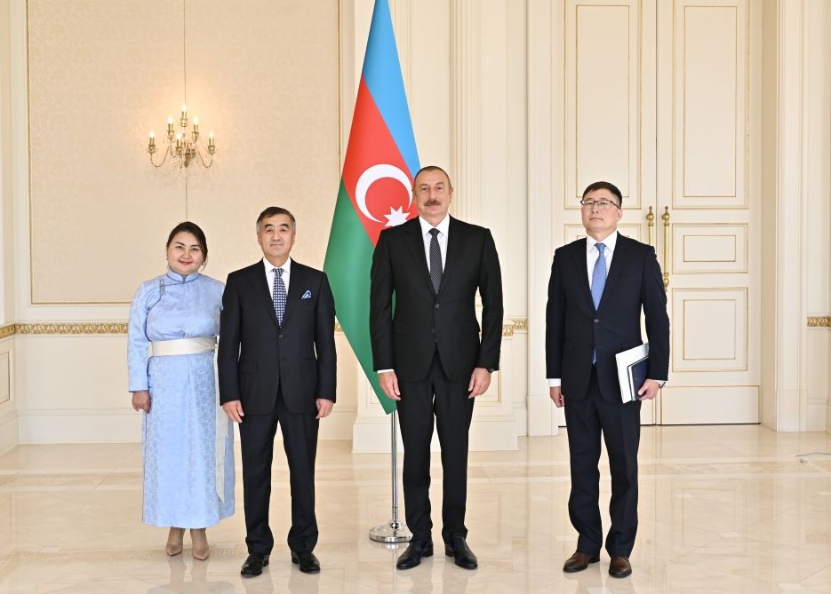President Ilham Aliyev receives credentials of newly-appointed Mongolian ambassador [UPDATE] - Gallery Image