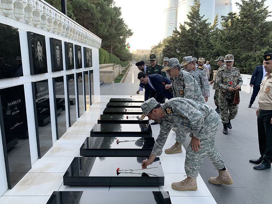 Iranian military delegation pays homage to martyrs at Alley of Martyrs in Baku
