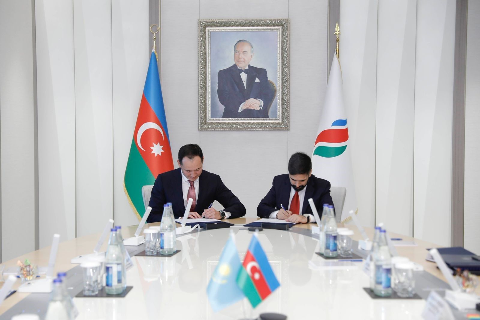 SOCAR, QazaqGas ink MoU on hydrocarbon fields exploration, development [PHOTO]