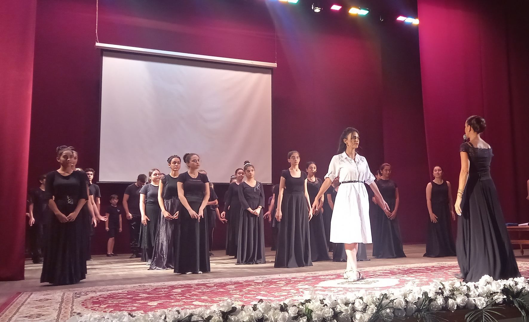 Eminent dancer some pro secrets with young talents [PHOTO]