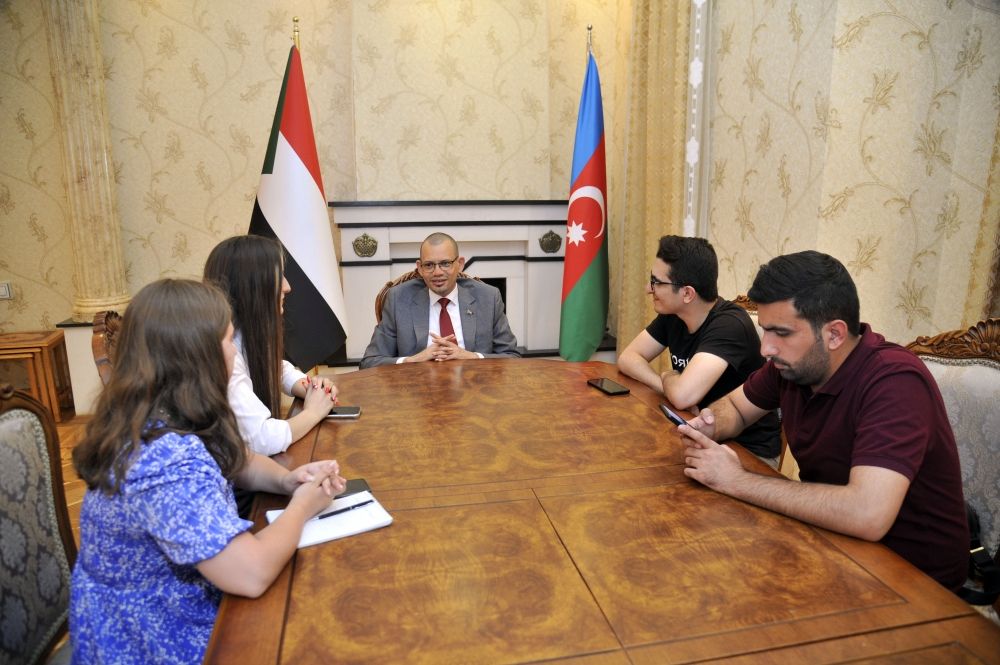 Sudanese diplomat speaks about ties with Azerbaijan at a meeting with reporters