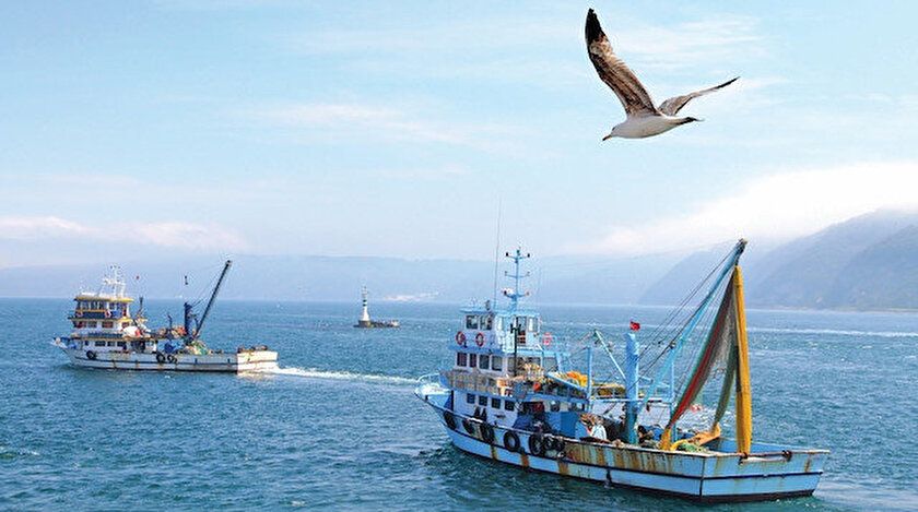 Turkish fishermen guard drillships against naval mines in Black Sea