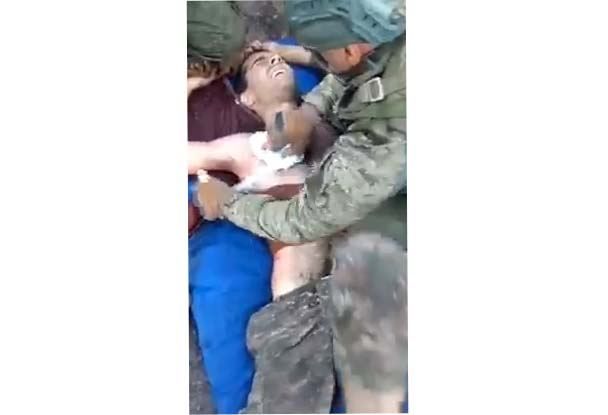 Azerbaijani servicemen provide first aid to wounded Armenian soldier [VIDEO]
