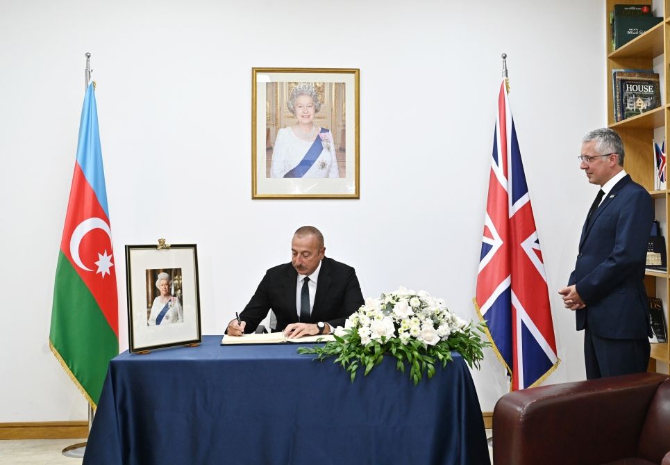 President Ilham Aliyev visits UK Embassy in Baku, offers condolences over death of Queen Elizabeth II [PHOTO]