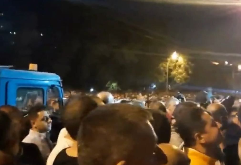 Fight breaks out in crowd of protesters against Armenian PM [VIDEO]
