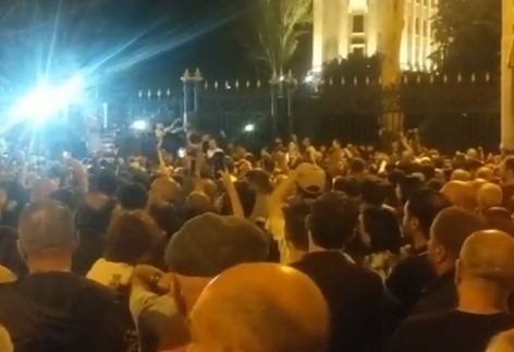 Protesters against Armenian PM chanting 'Nikol, go away'