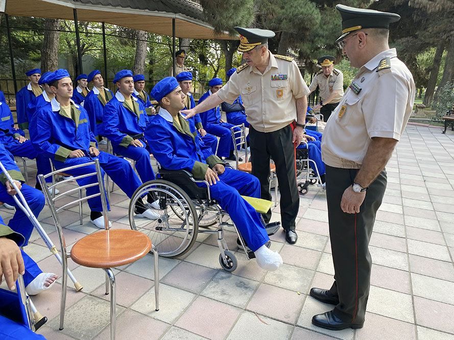 Azerbaijan Defense Minister met with the wounded being treated in the military hospital [PHOTO] - Gallery Image