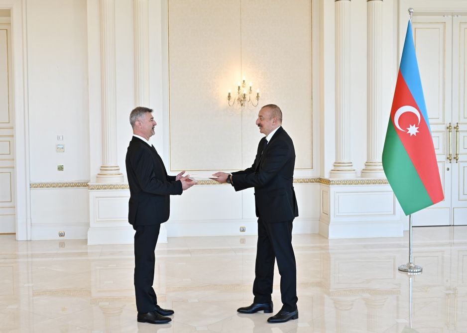 President Ilham Aliyev receives credentials of newly-appointed Hungarian ambassador [UPDATE]