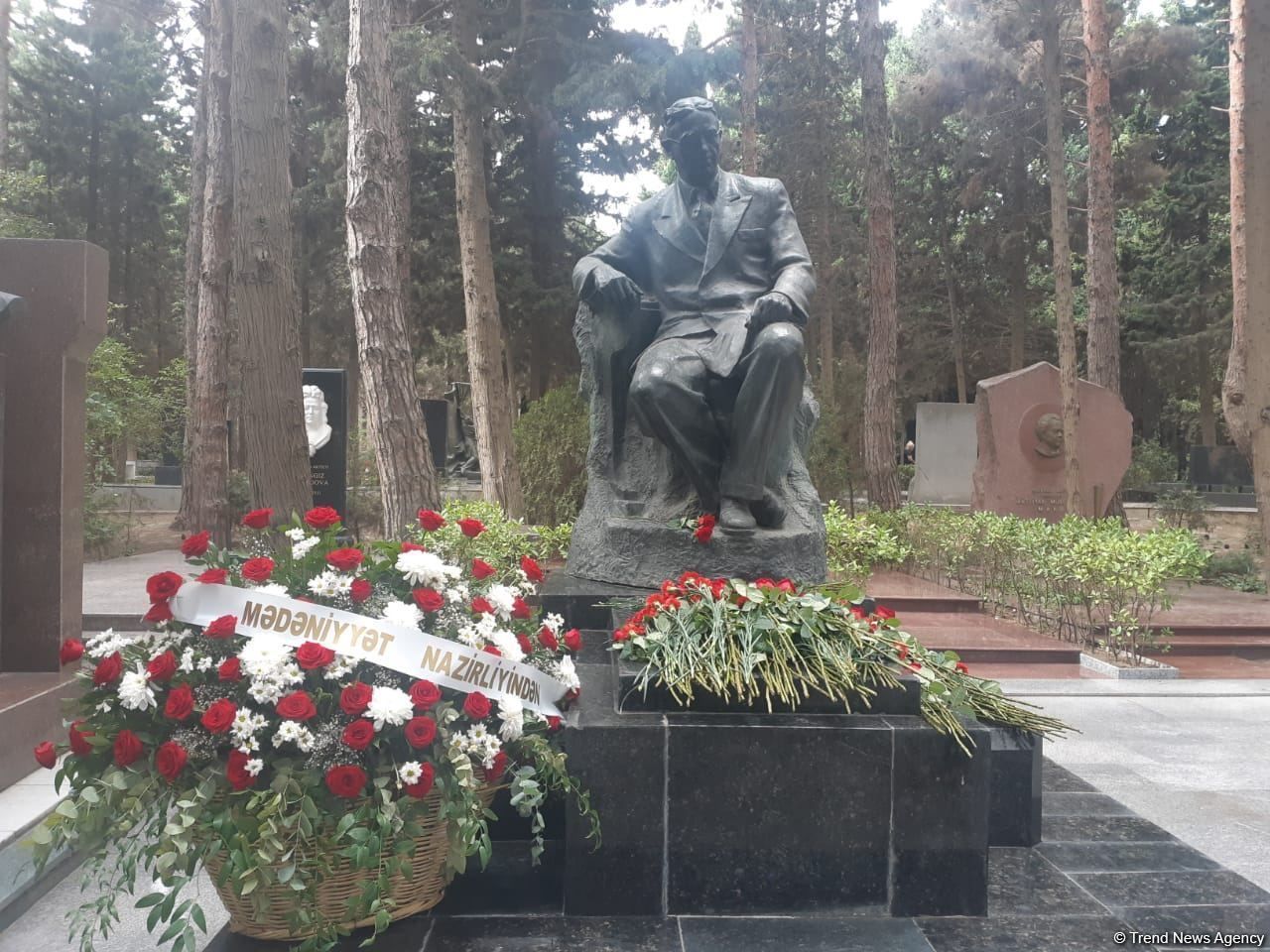Cultural figures pay homage to grave of great composer on National Music Day [PHOTO]