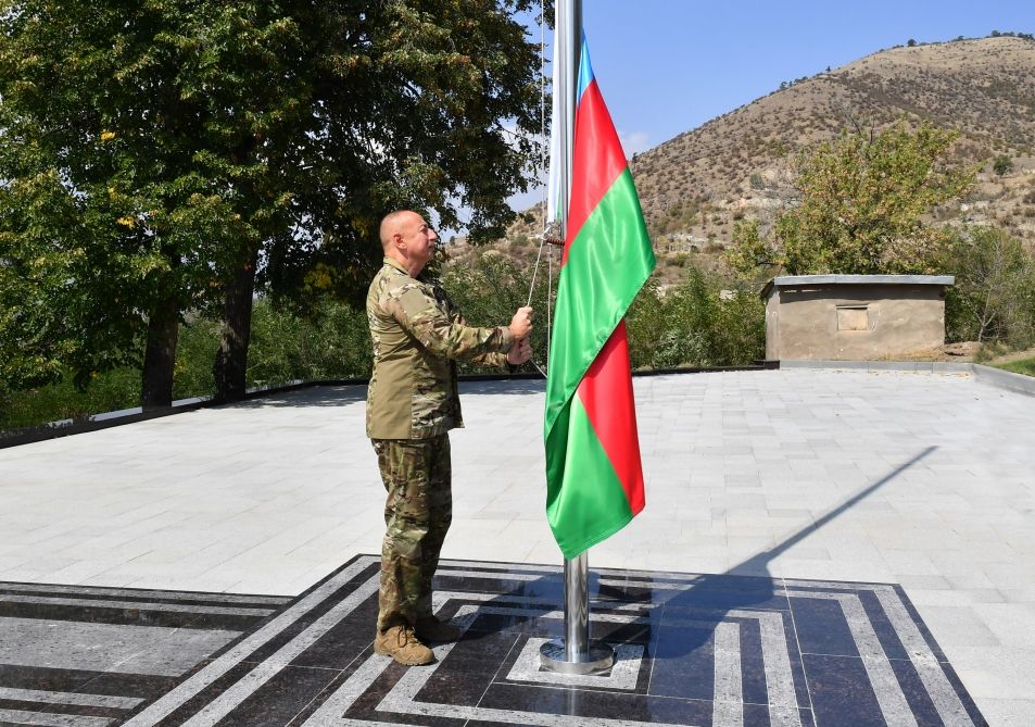 President Ilham Aliyev raises Azerbaijani flag in Lachin [PHOTO]