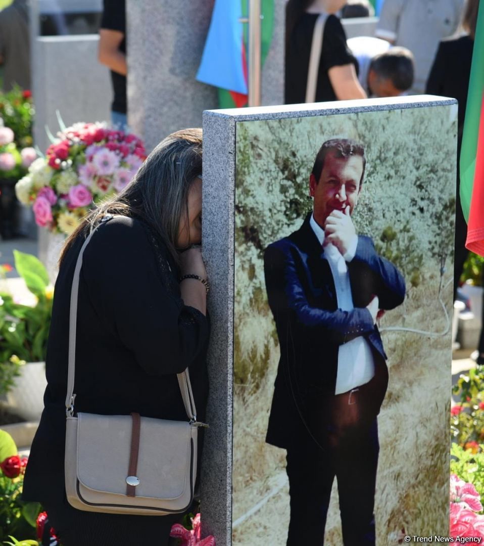 Azerbaijani people honor memories of heroic martyrs [PHOTO] - Gallery Image