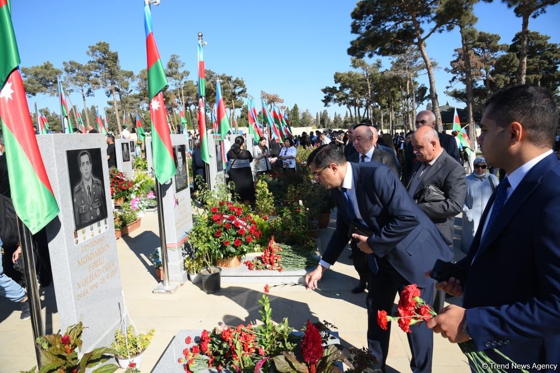 Azerbaijani people honor memories of heroic martyrs [PHOTO] - Gallery Image