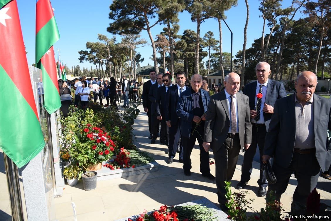 Azerbaijani people honor memories of heroic martyrs [PHOTO]