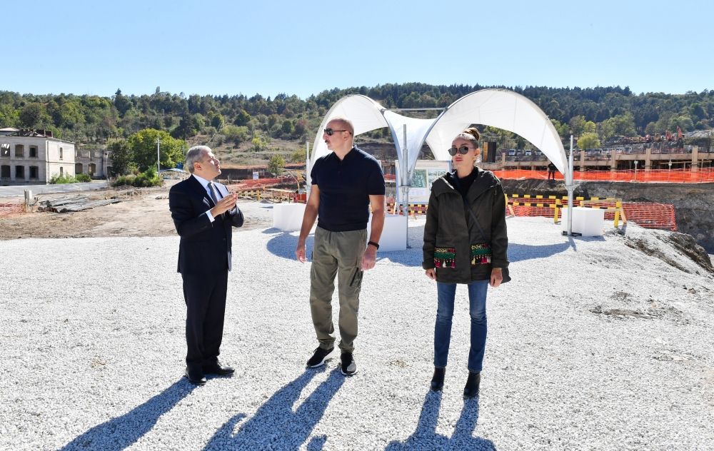 President Ilham Aliyev and First Lady Mehriban Aliyeva viewed construction progress at new residential complex in Shusha [PHOTO]