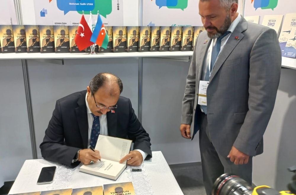 Turkish ambassador presents his book at Baku Book Fair [PHOTO] - Gallery Image