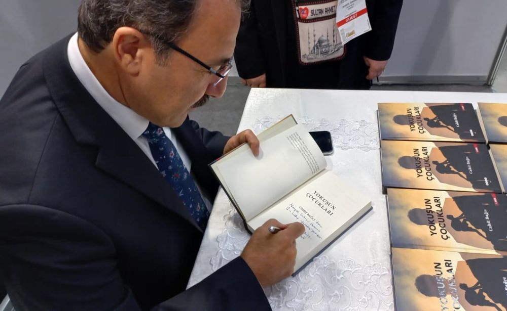 Turkish ambassador presents his book at Baku Book Fair [PHOTO] - Gallery Image
