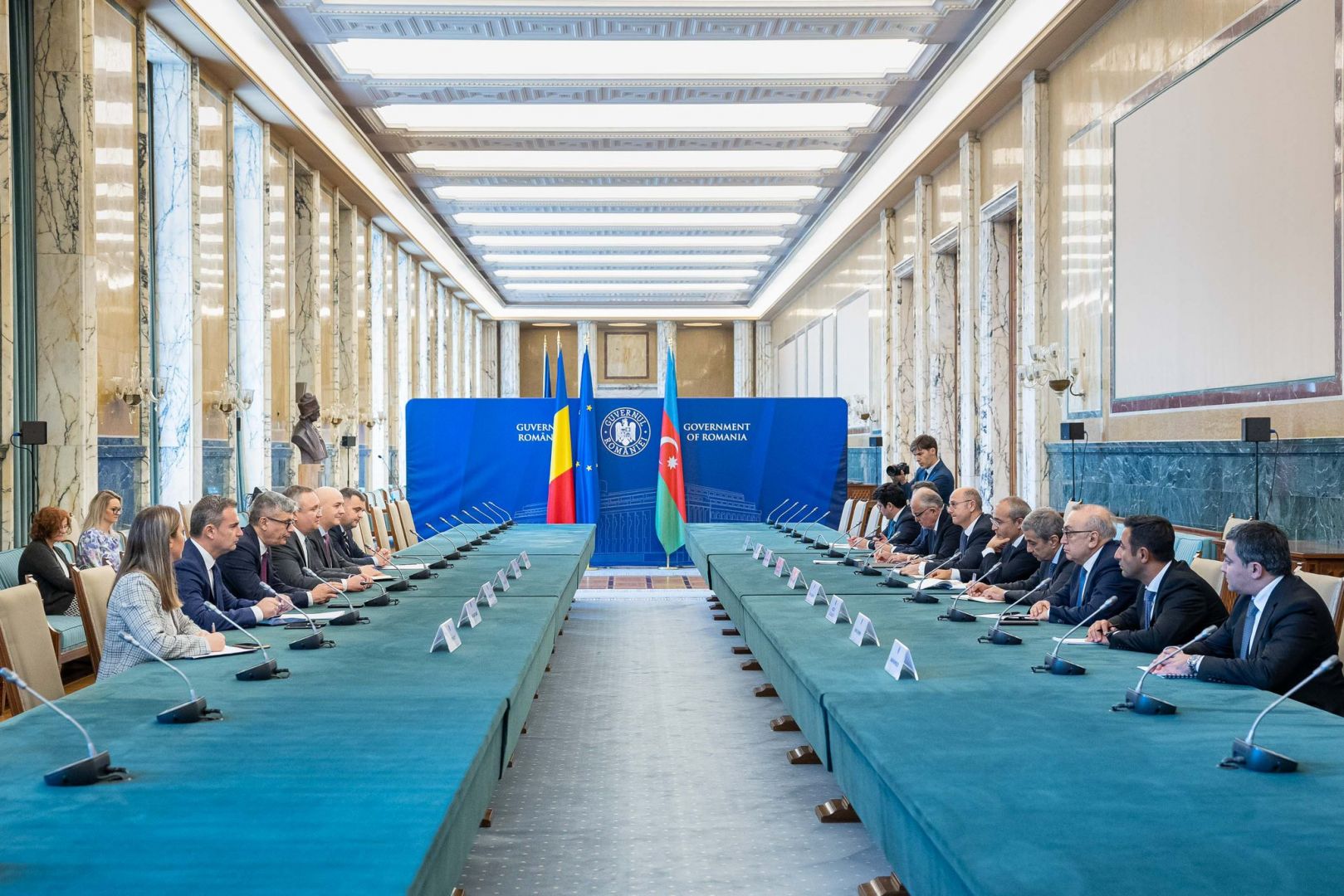 Baku, Bucharest discuss economic ties dev't [PHOTO]