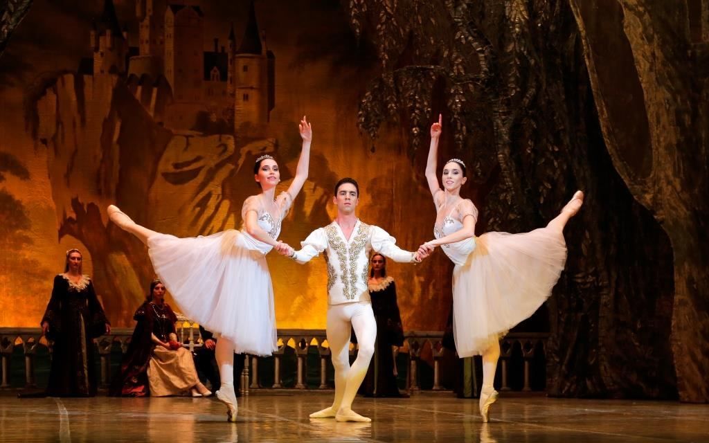 Baku audience takes real delight in Swan Lake ballet [PHOTO]