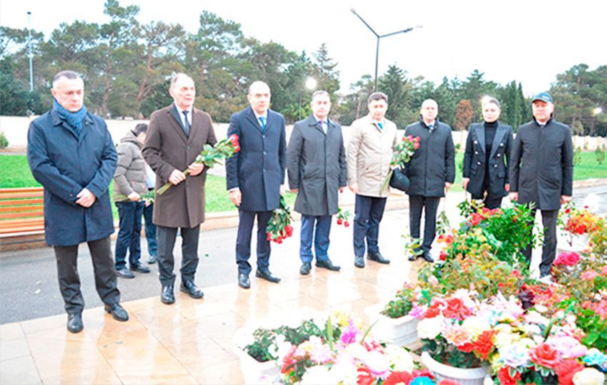 Azerbaijani health minister honors memory of medical workers who died in Second Karabakh War [PHOTO]