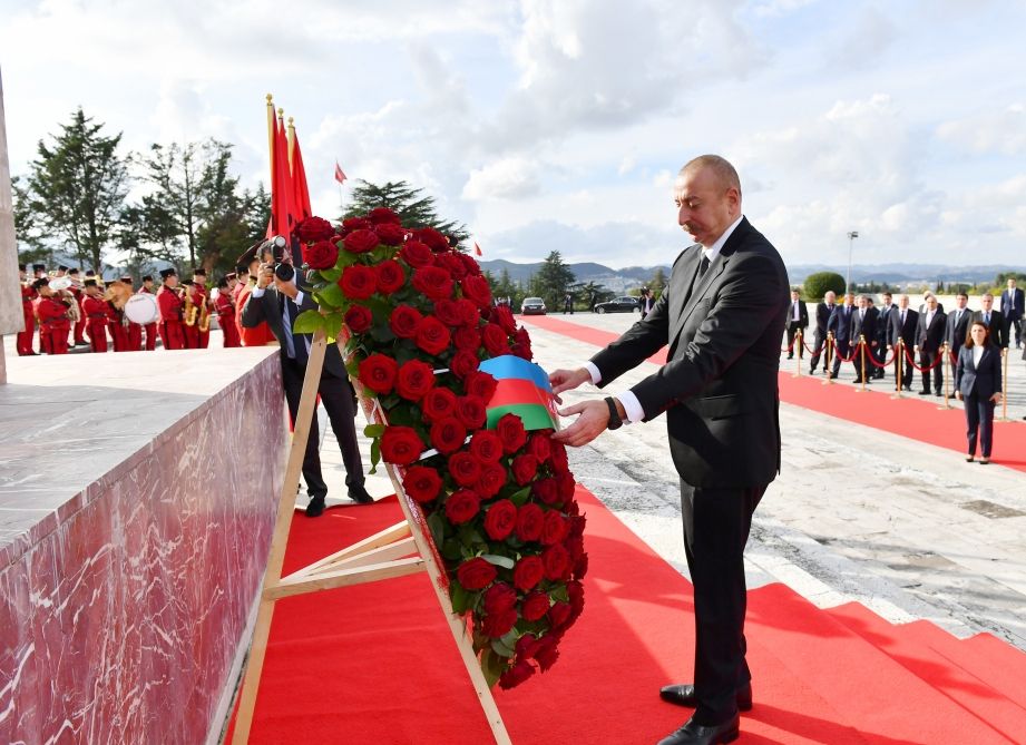 President Ilham Aliyev visits  Mother Albania monument in Tirana [PHOTO]