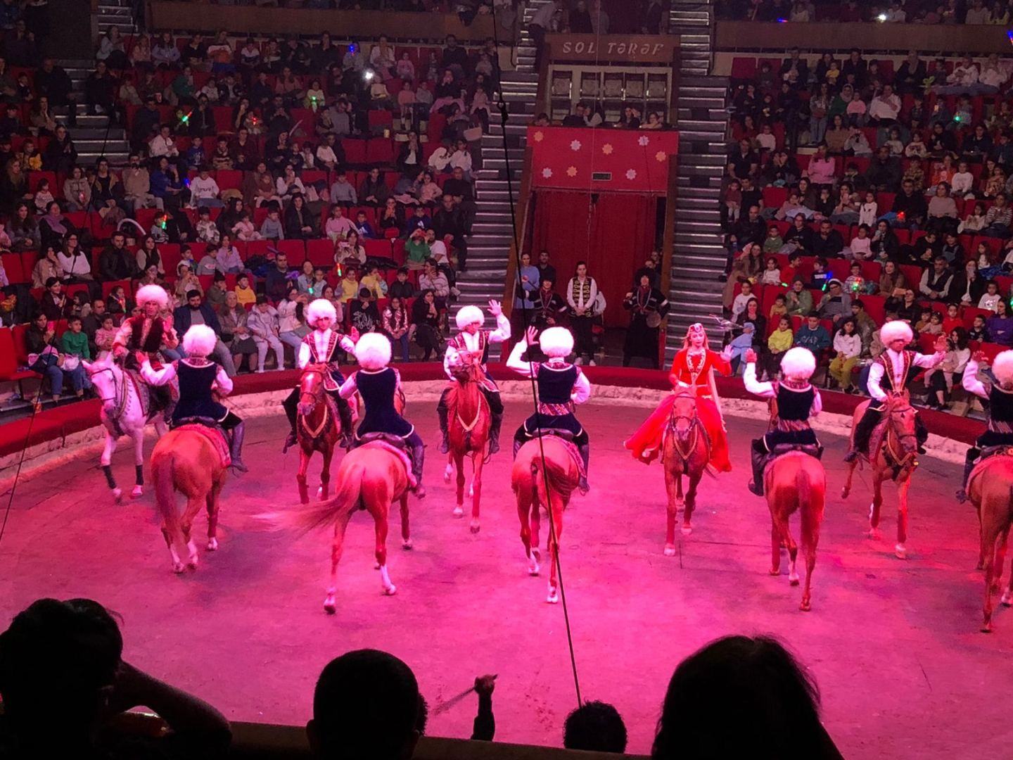 Circus artists perform colorful show [PHOTO]