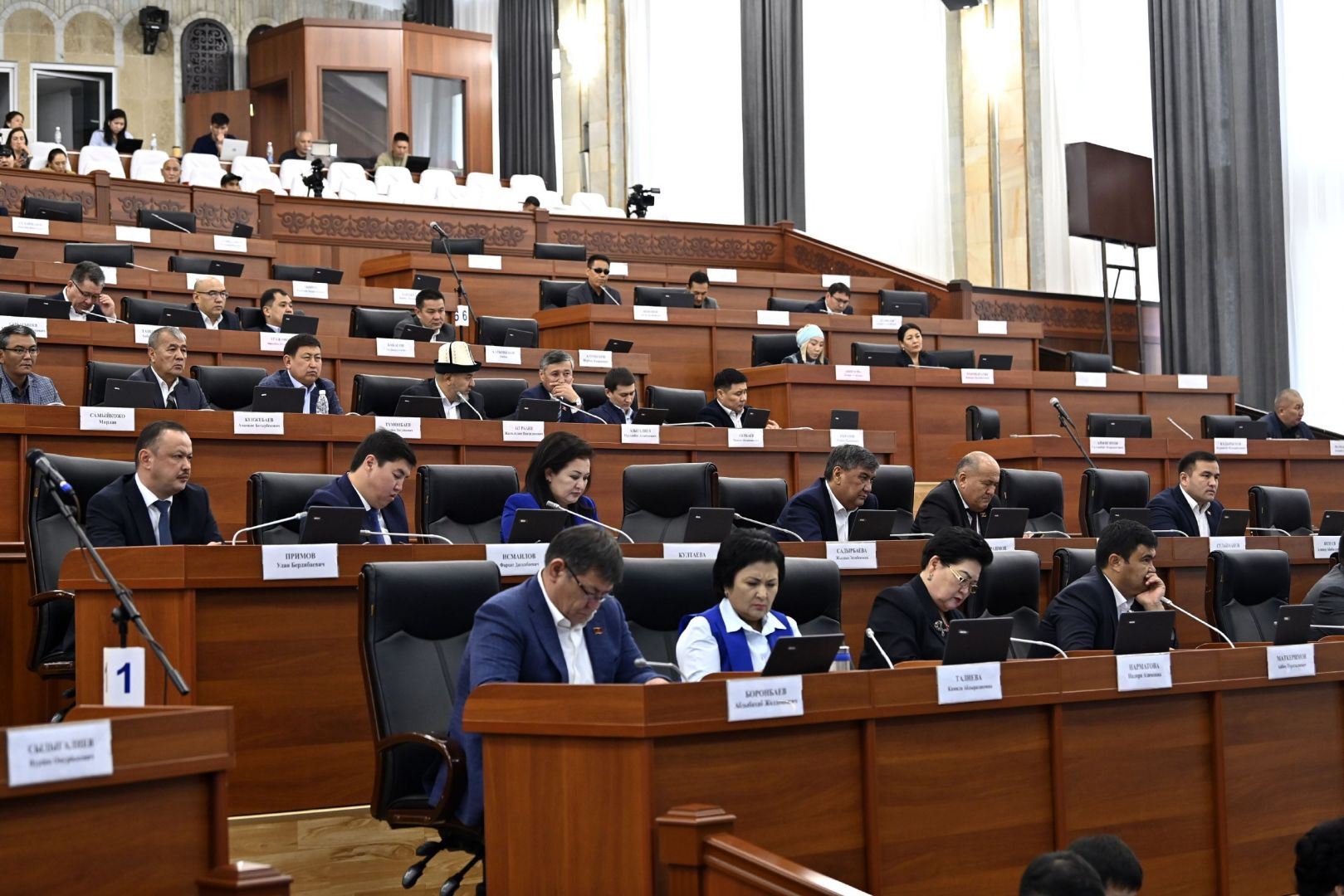Kyrgyz parliament votes for law on air communication between Bishkek & Baku