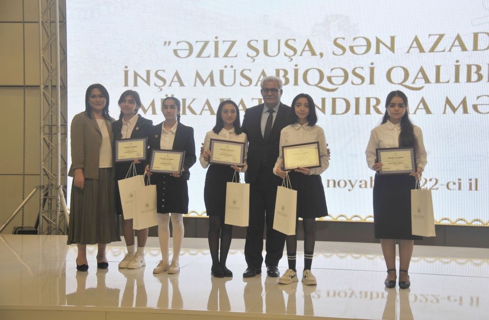 Education ministry awards essay contest winners [PHOTO]